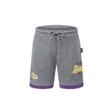 Short deportivo gris con cintura elástica ajustable con cordón, ribete inferior violeta y logos de Los Angeles Lakers estampados en ambas piernas.