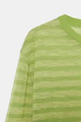 Jersey de punto fino con cuello redondo y manga larga, diseño a rayas horizontales en tonos verdes con puños en contraste de color rosado.
