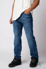 Jean de corte recto y ajuste relaxed fit, confeccionado en denim azul con lavado clásico.