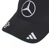 Gorra Adidas de la colección Mercedes F1, modelo asociado a George Russell. Es de color negro con el logotipo de Mercedes-Benz bordado en blanco en el panel frontal y el emblema de Adidas en la visera, la cual cuenta con un detalle de ribete en color celeste.