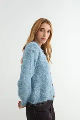 Cardigan de tejido de punto jaspeado en tonos rosados y violetas, con cuello redondo y cierre frontal de botones marrones.