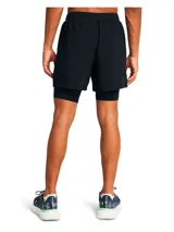 Short deportivo 2 en 1 Under Armour, compuesto por un short exterior ligero de tejido técnico y un short interior de compresión integrado. Presenta cintura elástica con cordón interno, bolsillos laterales y logo reflectante en el frente.