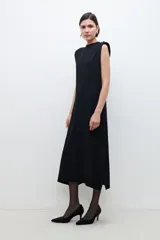 Vestido midi negro de tejido de punto, sin mangas, con cuello redondo y hombreras.
