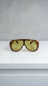 Lentes de sol Río con armazón oversized carey y cristales amarillos en diseño envolvente tipo máscara.