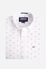 Camisa de manga corta marca Mistral, confeccionada en popelina de rayón y spandex. Presenta un diseño en color blanco con estampado geométrico pequeño en toda la prenda, cuello clásico y cierre frontal con botones.