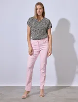 Pantalón de gabardina elastizada color rosa, marca Zac & Rachel. Con pretina con pasadores, botón y cierre. Delantera con tres bolsillos. Trasera con bolsillos ojal.