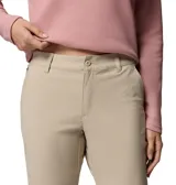 Pantalón de senderismo color beige, con tecnología Omni-Shield y Omni-Shade. Presenta rodillas articuladas, bolsillos funcionales y puños ajustables con broches a presión.