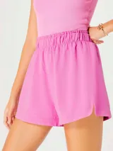 Short rosa con cintura elástica.