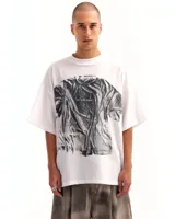 Remera blanca de manga corta con estampado de una remera en escala de grises.