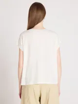 Remera de manga corta con escote en V y corte recto, confeccionada en mezcla de algodón y lino. Presenta una silueta relajada y una caída ligera.