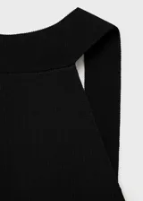 Vestido corto de punto fino, color negro, con diseño entallado, cuello halter y espalda descubierta.