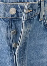 Pantalón mom jean de tiro alto con lavado clásico y silueta relajada.