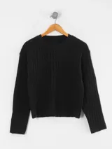 Buzo de tejido de punto acanalado color negro, de manga larga y corte cropped. Presenta cuello redondo.