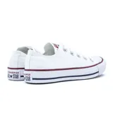 Championes Converse Chuck Taylor Ox de lona color blanco con detalles en rojo y azul en la suela.