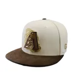Gorra de visera plana New Era modelo 59Fifty, con corona en color beige y visera de pana en color marrón. Presenta un bordado frontal del logo del equipo de béisbol Arizona Diamondbacks con detalles en dorado y marrón.