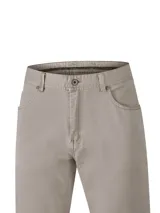 Pantalón de gabardina RKF color beige, de corte recto y tiro medio, con diseño clásico de cinco bolsillos y trabillas para cinturón.