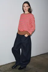 Jersey de lana 100% con rayas horizontales rojas y blancas, cuello redondo y puños y dobladillo en color marrón.