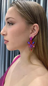Aros colgantes con forma de flor, con cristales facetados en tonos fucsia, rosa y rojo.