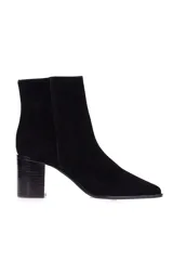 Bota corta de gamuza negra con taco bloque.