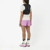 Remera deportiva de manga corta Salomon Sense Aero Graphic, de color blanco con detalles gráficos en los laterales y el logo de la marca en el pecho.