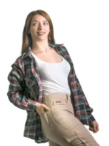 Camisa de viyela a cuadros, de manga larga, con cuello camisero y cierre frontal con botones.