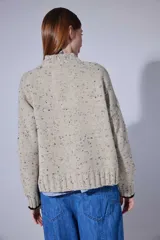 Saco de paño gris de corte recto y largo, con solapas clásicas y forro interior oscuro.