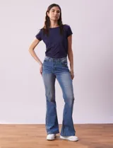 Jean bootcut de tiro alto, pierna recta y terminación bootcut. Pretina con pasadores, botón y cierre. Delantera y trasera con bolsillos.