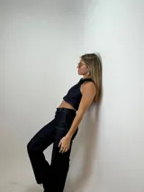 Pantalón de jean azul oscuro de corte recto.