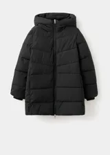 Chaqueta puffer acolchada color negro, con diseño recto, cuello alto y capucha. Cuenta con manga larga con puños elásticos, bolsillos laterales con cierre de cremallera y cierre frontal de cremallera doble. Incorpora acabado repelente al agua.