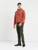 Pantalon de pana de corte recto con diseño de cinco bolsillos, incluyendo bolsillos traseros de parche y cierre con botones y remaches metálicos.