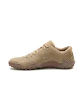 Sneakers de hombre Caterpillar modelo Gridlock Lo, color marrón, confeccionados en cuero vacuno con acabado efecto gamuza. Cuentan con cordones tono sobre tono, logotipo de la marca en el lateral y una distintiva suela de goma con relieve dentado que se extiende hacia la puntera y el talón.