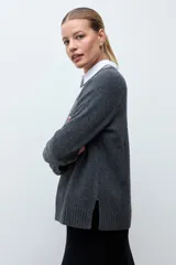 Sweater de tejido de punto con mezcla de cashmere, color beige melange, de cuello redondo, manga larga y corte recto con terminaciones acanaladas.