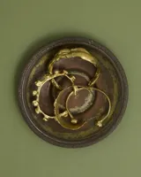 Pulsera esclava abierta de diseño artesanal con acabado orgánico y texturizado, realizada en bronce.