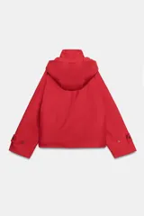 Cazadora roja de cuello subido con capucha y manga larga, bolsillos delanteros y cierre frontal cruzado con botones a presión dorados.