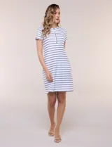 Vestido corto de corte recto y diseño a rayas horizontales, con escote tipo polo con cierre frontal parcial y mangas cortas.