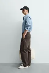 Pantalón chino de corte recto confeccionado en algodón. Presenta bolsillos frontales, un pequeño bolsillo cerillero y bolsillos traseros de vivo con botón. Cierre frontal con cremallera y botón.