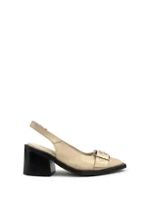 Zapato de cuero color beige con taco bloque negro, punta cuadrada y tira trasera con ajuste elástico.