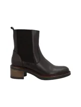 Botin de cuero marrón con paneles elásticos laterales y tacón ancho efecto madera.