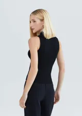 Musculosa rosa de tejido acanalado con cuello alto.