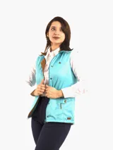 Chaleco color celeste con detalles en marrón, con cierre frontal y bolsillos con broche.