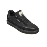 Championes de skate Emerica modelo Gamma G6, color negro con detalles en dorado. Presentan una construcción resistente con paneles de gamuza y tela, suela de goma vulcanizada y logo de la marca en el lateral y la lengüeta.