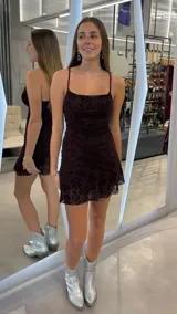 Vestido corto bordó con tirantes finos, escote recto y detalle de volado en el ruedo, confeccionado en tela semitransparente con diseño flocado.