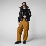 Campera puffer corta color borgoña, de nylon lacado con relleno sintético. Tiene cuello alto, cierre bidireccional, tiradores de cremallera personalizados y logo redondo de goma en la manga.