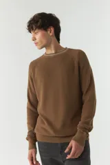 Sweater marrón liso de algodón con cuello redondo y costuras a contratono.