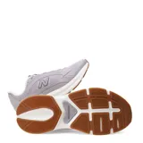 Championes deportivos New Balance modelo Ctlyst, color gris con entresuela blanca y suela de goma color caramelo. Presentan diseño de malla transpirable con refuerzos sintéticos y el logo N característico en el lateral.