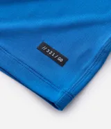 Remera deportiva de manga corta con cuello redondo, confeccionada en tejido técnico con tecnología Dry. Presenta un estampado frontal con lettering reflectante y diseño de corte regular.