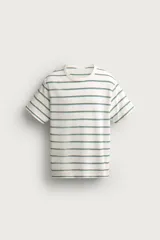 Camiseta de corte regular fit color crudo con diseño de rayas horizontales finas en tonos marrón y azul, cuello redondo y manga corta.