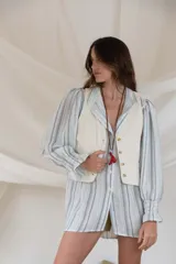 Chaleco marrón de corte clásico con botones.