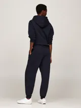 Pantalón de jogging azul marino, de corte cónico, con cintura elástica ajustable con cordón, bolsillos laterales y logo bordado en rojo.