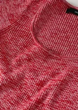 Vestido midi de punto fino con textura, de corte entallado y diseño evasé. Presenta cuello redondo y mangas largas.